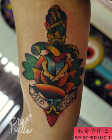 手臂漂亮的匕首与玫瑰花纹身图案