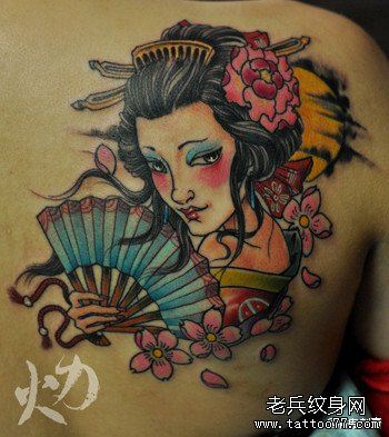 后背唯美漂亮的美女艺妓纹身图案