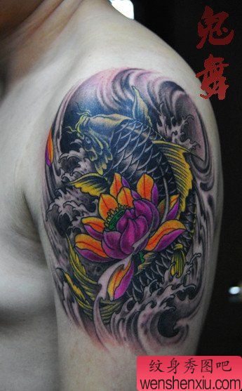 男性手臂流行唯美的鲤鱼莲花纹身图案