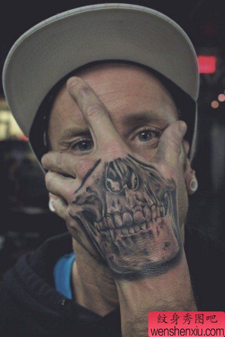 男生手背超酷的骷髅纹身图案