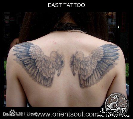 美女背部半背天使翅膀纹身图案