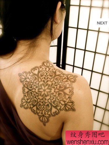 女生后背流行精美的图腾雪花纹身图案