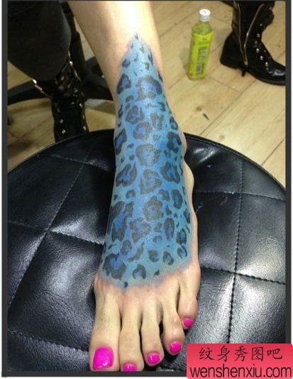 美女脚步漂亮时尚的豹纹纹身图案