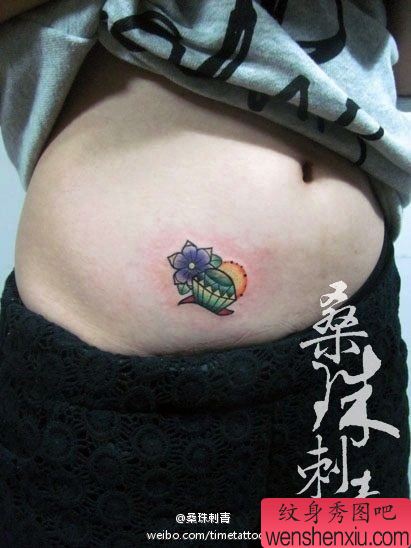 女生腹部小巧流行的钻石纹身图案