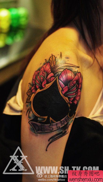 手臂漂亮的new school黑桃与玫瑰花纹身图案