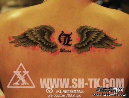 男生后背经典流行的彩色小翅膀纹身图案