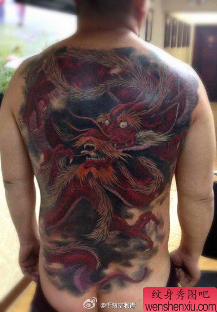 男性背部经典霸气的满背龙纹身图案