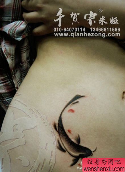 女生腹部小巧唯美的水墨鱼纹身图案