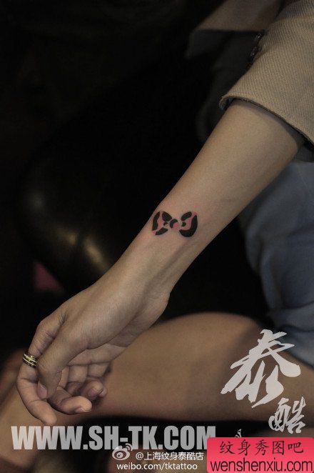 女生手腕小巧流行的图腾蝴蝶结纹身图案