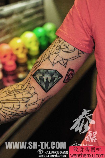 手臂精美流行的彩色钻石纹身图案