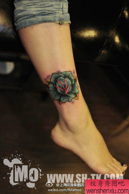 美女腿部漂亮流行的玫瑰花纹身图案