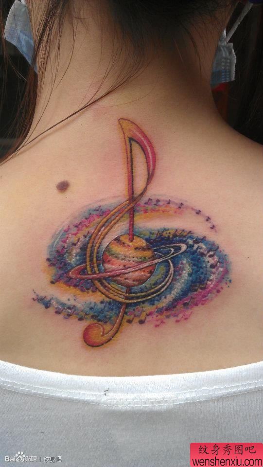 女生后背漂亮的彩色星空音符纹身图案