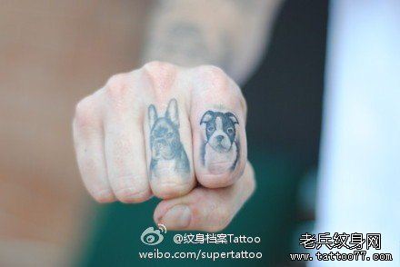 手指可爱的小狗纹身图案