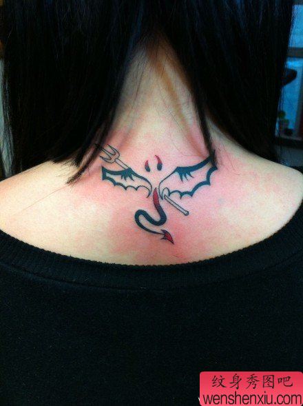 女生颈部小巧流行的恶魔翅膀纹身图案