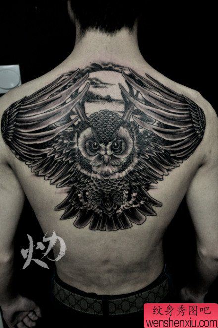 背部时尚经典的半背猫头鹰纹身图案
