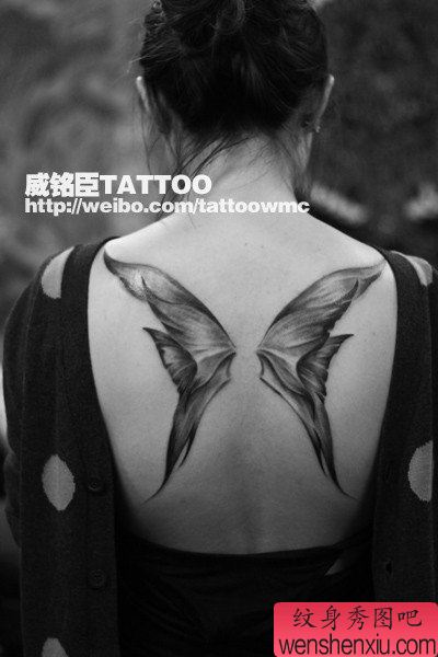 女生背部写实时尚的蝴蝶翅膀纹身图案