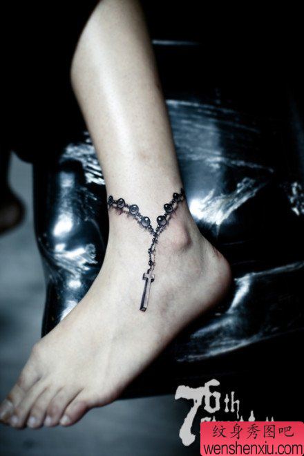 一幅女生脚腕十字架脚链纹身图案