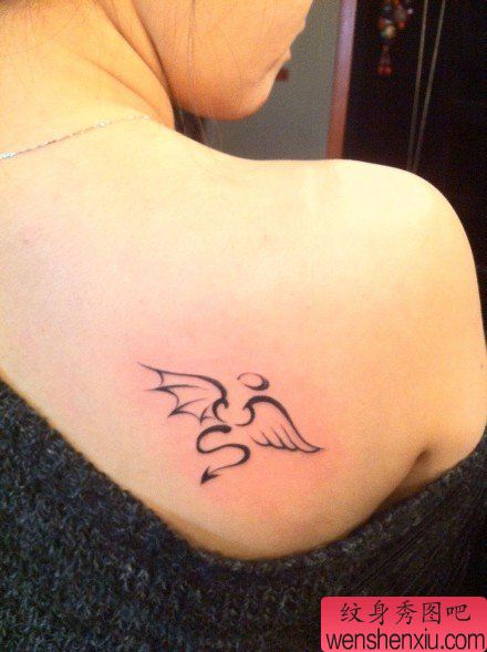 女生背部时尚的图腾小翅膀纹身图案