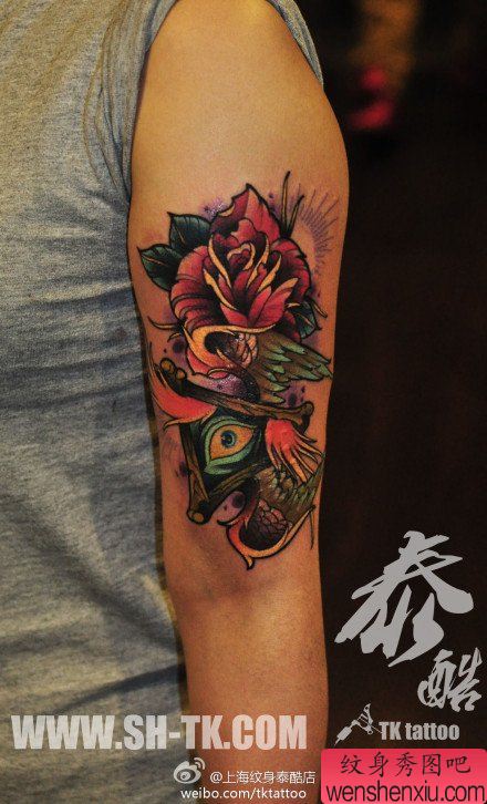 男性手臂漂亮玫瑰花与眼睛翅膀纹身图案