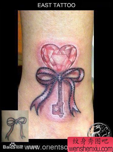 女生腿部经典漂亮的爱心钻石纹身图案