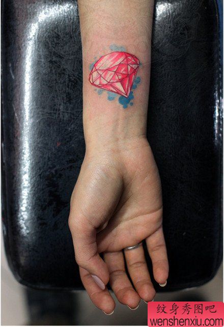 女生手臂小巧精致的粉色钻石纹身图案