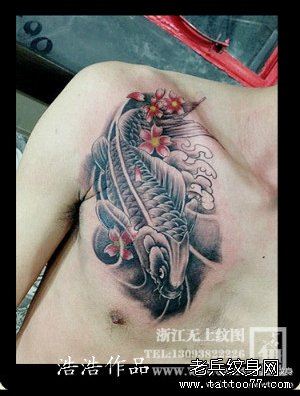 男性前胸经典流行的黑灰鲤鱼纹身图案