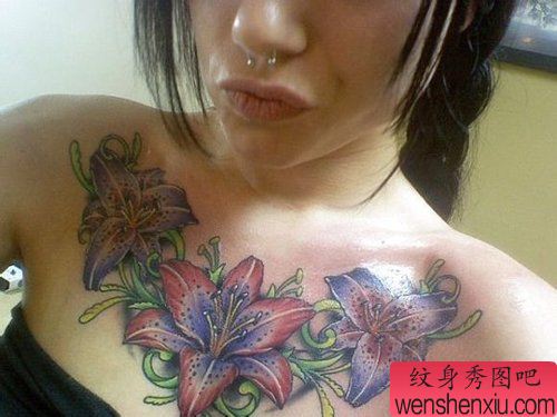 女生前胸流行漂亮的百合花纹身图案