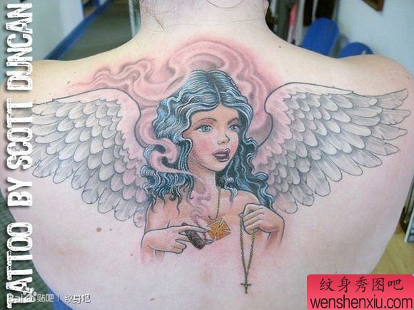 女生背部经典流行的卡通天使纹身图案
