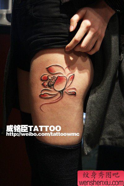 美女腿部流行经典的水墨莲花纹身图案