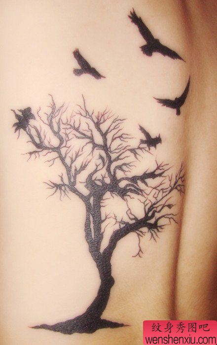 后背流行经典的图腾树与小鸟纹身图案