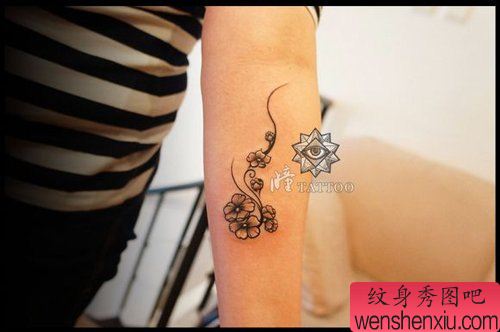 女生手臂流行小巧的樱花纹身图案