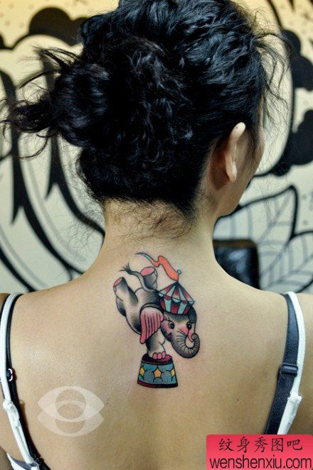 美女后背可爱流行的小象纹身图案