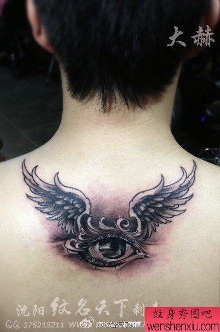 男生后背经典流行的眼睛翅膀纹身图案