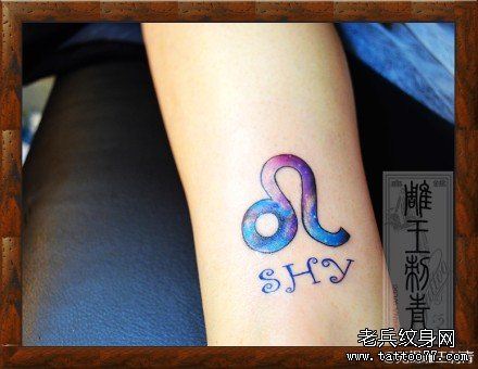 手臂一幅时尚经典的星空狮子座纹身图案