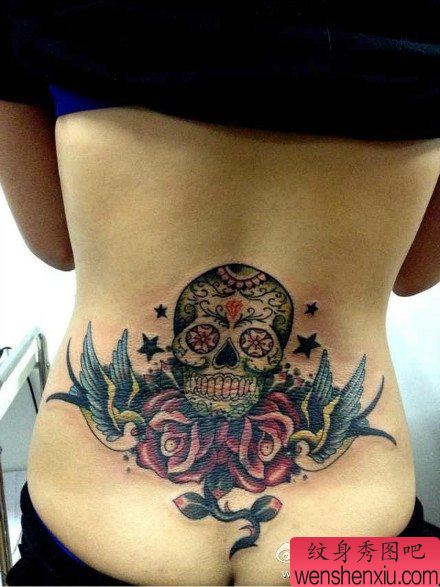 美女后腰漂亮的new school骷髅玫瑰花纹身图案