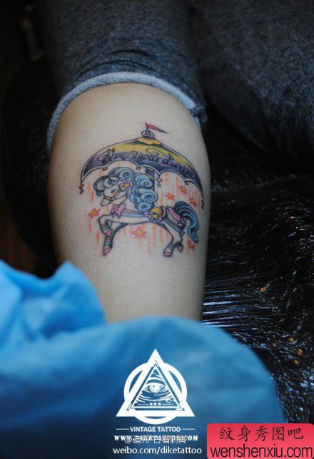 美女腿部流行流行的旋转木马纹身图案