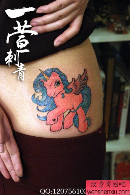 美女腰部流行小巧的粉色独角兽纹身图案