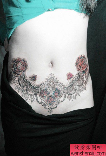 美女腹部流行流行的蕾丝纹身图案