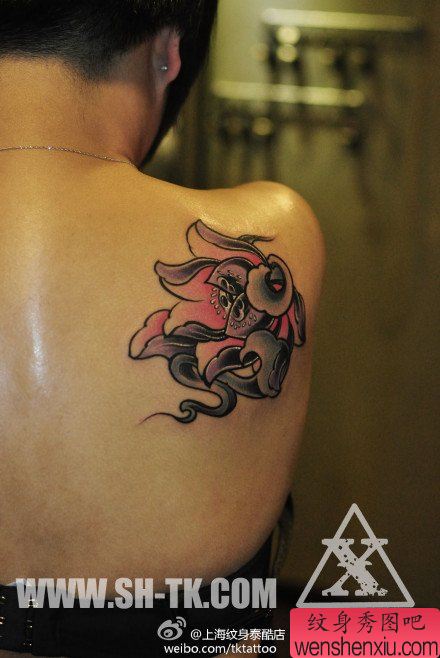 美女肩膀漂亮精美的莲花纹身图案