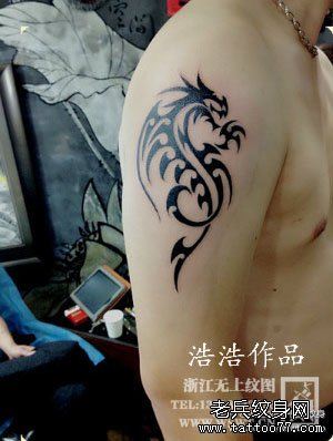 男性手臂流行经典的图腾龙纹身图案