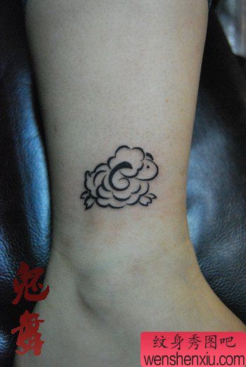 女生腿部小巧可爱的小羊纹身图案