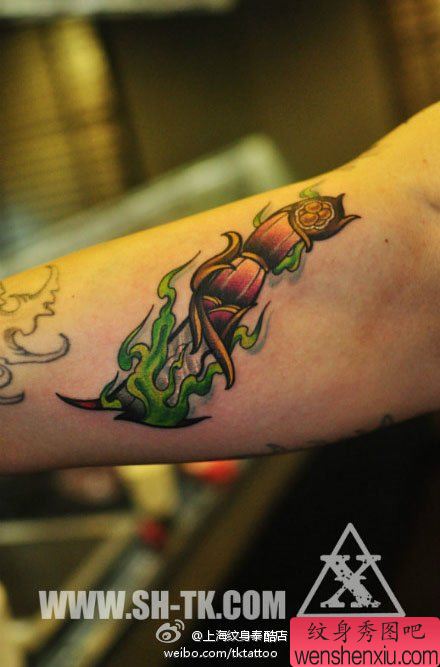 手臂内侧超酷流行的匕首纹身图案