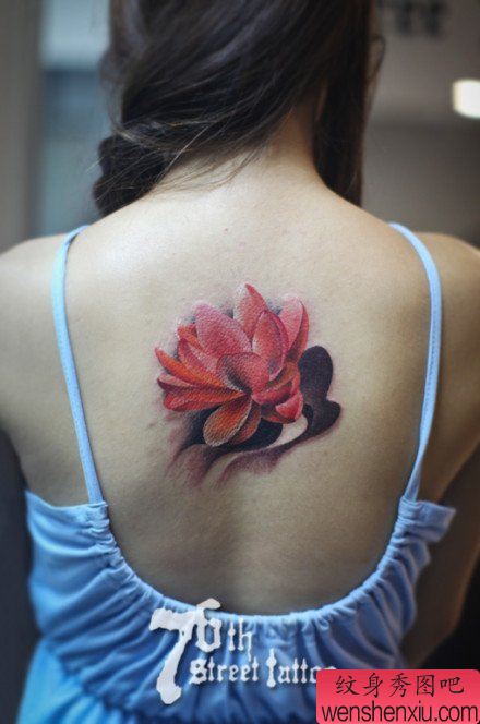 女生背部好看的彩色莲花纹身图案