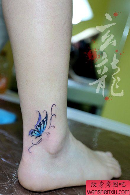 女生脚踝处小巧流行的蝴蝶纹身图案