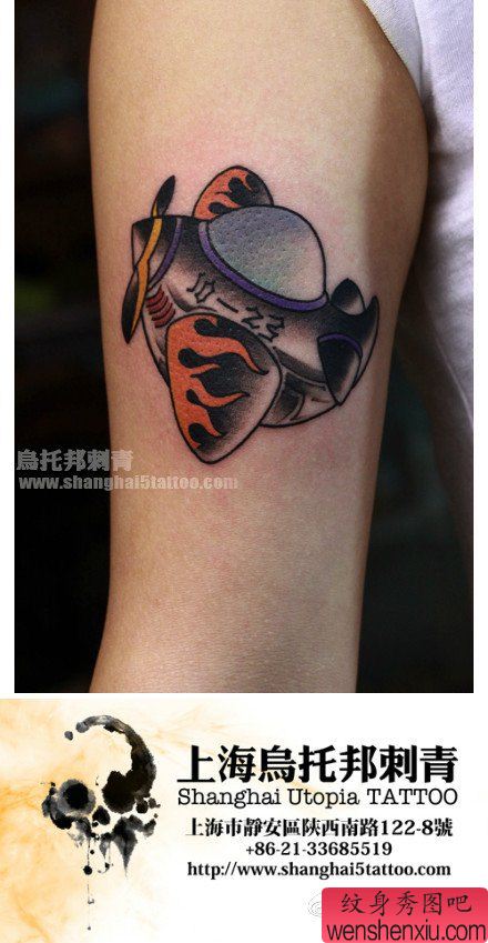 女生手臂内侧小飞机纹身图案