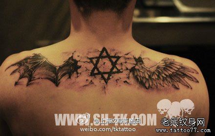 男性后背帅气超酷的一半天使一半恶魔翅膀纹身图案