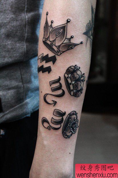 手臂流行经典的黑灰皇冠纹身图案