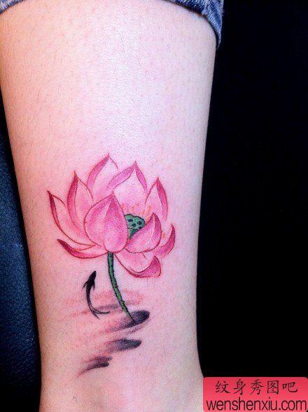 女生腿部流行漂亮的彩色莲花纹身图案