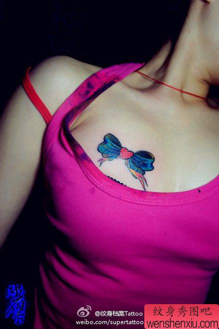 美女胸前小巧流行的蝴蝶结纹身图案