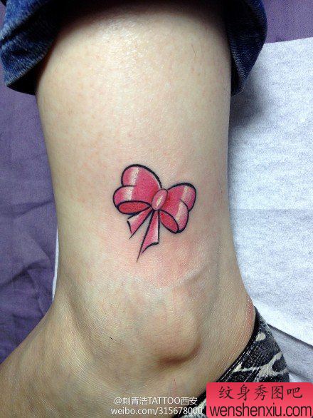 女生脚踝处小巧超酷的蝴蝶结纹身图案